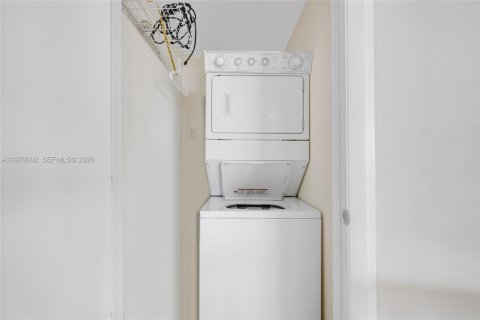 Condominio en alquiler en Hallandale Beach, Florida, 2 dormitorios, 135.45 m2 № 2079305 - foto 29