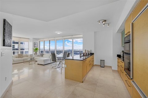Condominio en alquiler en Hallandale Beach, Florida, 2 dormitorios, 135.45 m2 № 2079305 - foto 19