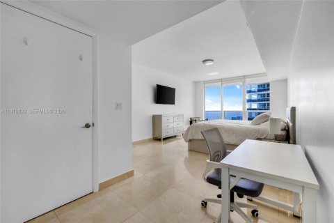 Condominio en alquiler en Hallandale Beach, Florida, 2 dormitorios, 135.45 m2 № 2079305 - foto 23