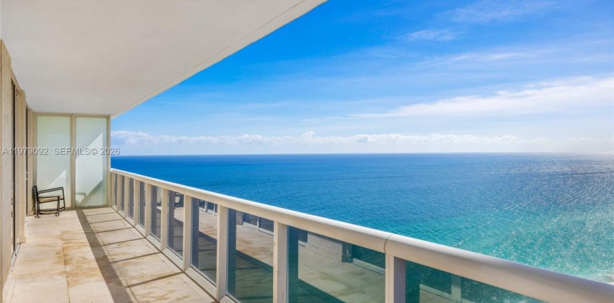Condominio en Hallandale Beach, Florida, 2 dormitorios  № 2079305