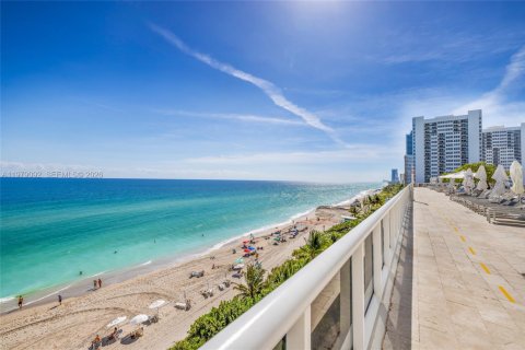 Condominio en alquiler en Hallandale Beach, Florida, 2 dormitorios, 135.45 m2 № 2079305 - foto 11