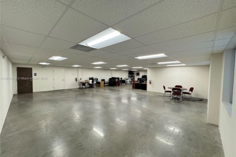 Commercial property in Hialeah, Florida № 1942773 - photo 2