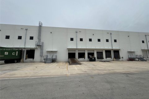 Commercial property in Hialeah, Florida № 1942773 - photo 17