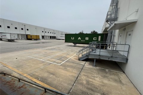 Commercial property in Hialeah, Florida № 1942773 - photo 19