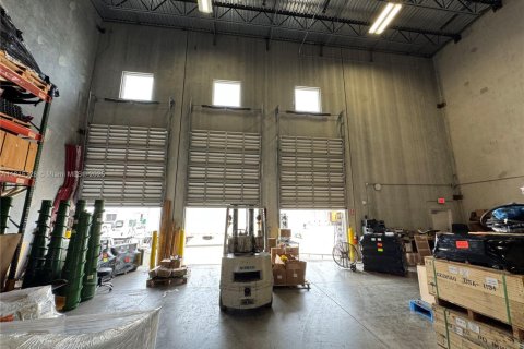 Commercial property in Hialeah, Florida № 1942773 - photo 16