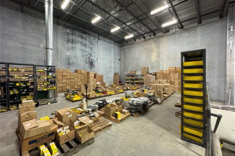 Commercial property in Hialeah, Florida № 1942773 - photo 10