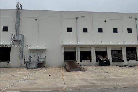 Commercial property in Hialeah, Florida № 1942773 - photo 18