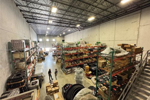 Commercial property in Hialeah, Florida № 1942773 - photo 8