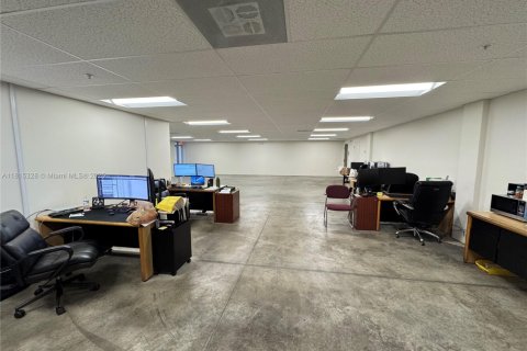 Commercial property in Hialeah, Florida № 1942773 - photo 7