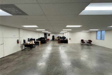 Commercial property in Hialeah, Florida № 1942773 - photo 5
