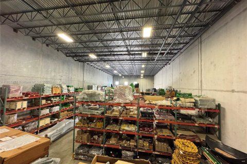 Commercial property in Hialeah, Florida № 1942773 - photo 9