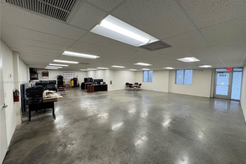 Commercial property in Hialeah, Florida № 1942773 - photo 3