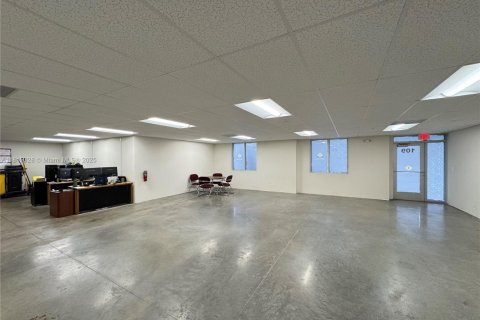 Commercial property in Hialeah, Florida № 1942773 - photo 4