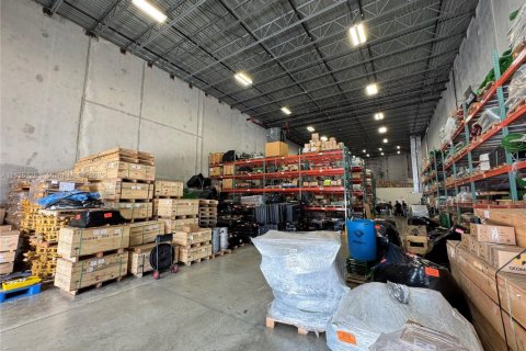 Commercial property in Hialeah, Florida № 1942773 - photo 15