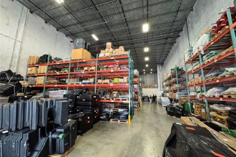 Commercial property in Hialeah, Florida № 1942773 - photo 14