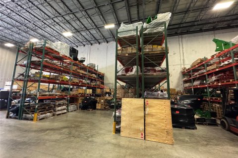 Commercial property in Hialeah, Florida № 1942773 - photo 13