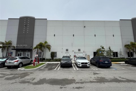 Commercial property in Hialeah, Florida № 1942773 - photo 1