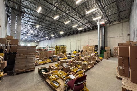 Commercial property in Hialeah, Florida № 1942773 - photo 12