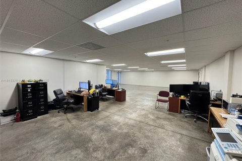 Commercial property in Hialeah, Florida № 1942773 - photo 6