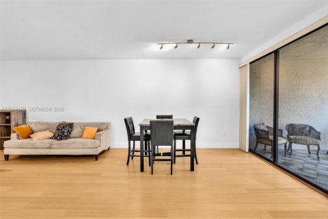 Copropriété à louer à Miami, Floride: 2 chambres, 130.06 m2 № 2400666 - photo 3