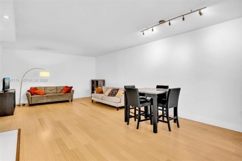 Copropriété à louer à Miami, Floride: 2 chambres, 130.06 m2 № 2400666 - photo 4