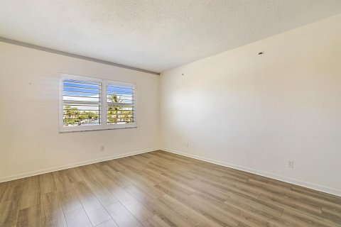 Снять в аренду кондоминиум в Дирфилд-Бич, Флорида 3 комнаты, 92.25м2, № 2181179 - фото 17