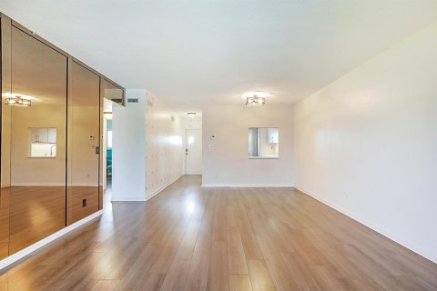 Снять в аренду кондоминиум в Дирфилд-Бич, Флорида 3 комнаты, 92.25м2, № 2181179 - фото 8