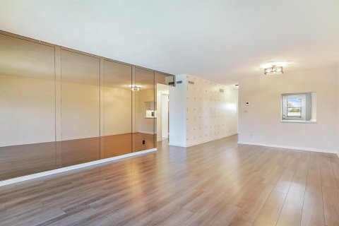 Снять в аренду кондоминиум в Дирфилд-Бич, Флорида 3 комнаты, 92.25м2, № 2181179 - фото 7