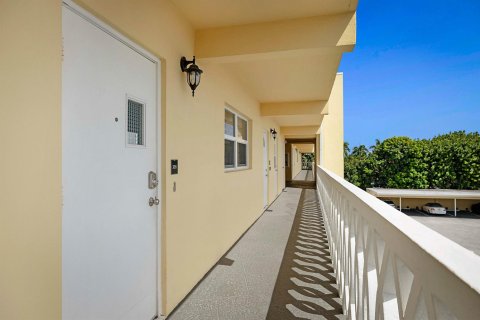 Снять в аренду кондоминиум в Дирфилд-Бич, Флорида 3 комнаты, 92.25м2, № 2181179 - фото 2