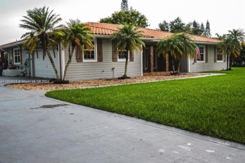 House in Homestead, Florida 4 bedrooms, 198.25 sq.m. № 1946384 - photo 2