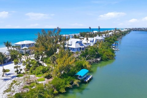 House in Placida, Florida 4 bedrooms, 264.31 sq.m. № 2108088