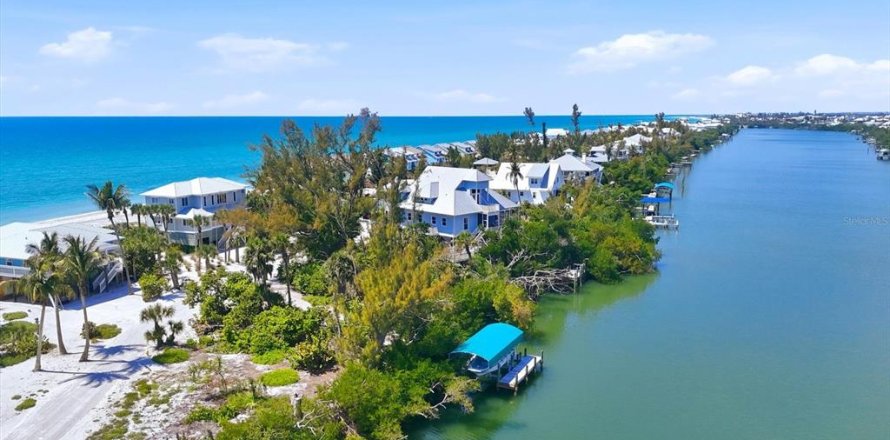 House in Placida, Florida 4 bedrooms, 264.31 sq.m. № 2108088