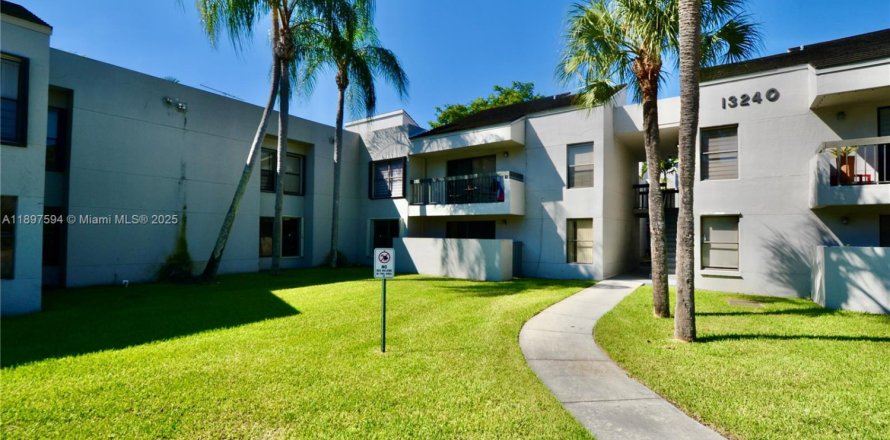 Кондоминиум с 3 спальнями в Майами, Флорида № 1949631