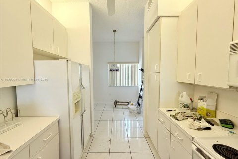 Condo in Tamarac, Florida, 2 bedrooms  № 1817707 - photo 12