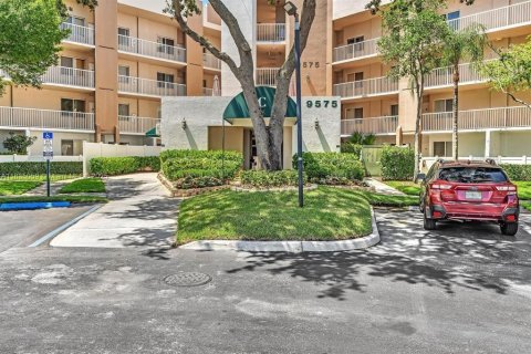 Condo in Tamarac, Florida, 2 bedrooms  № 1817707 - photo 2