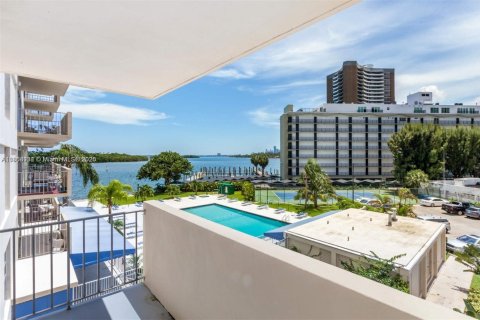 Condominio en alquiler en Miami, Florida, 53.88 m2 № 1895276 - foto 1