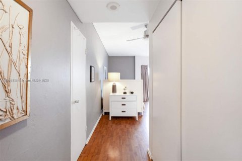 Condominio en alquiler en Miami, Florida, 53.88 m2 № 1895276 - foto 3