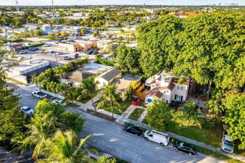 House in Lake Worth, Florida 2 bedrooms, 120.31 sq.m. № 1182466 - photo 1
