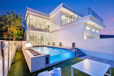 House in Hollywood, Florida 3 bedrooms, 224.82 sq.m. № 1874926 - photo 1