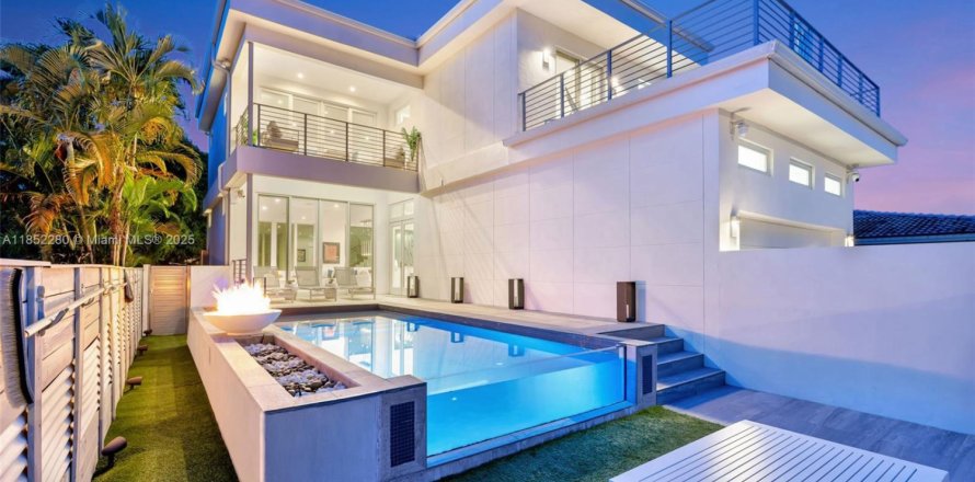 House in Hollywood, Florida 3 bedrooms, 224.82 sq.m. № 1874926