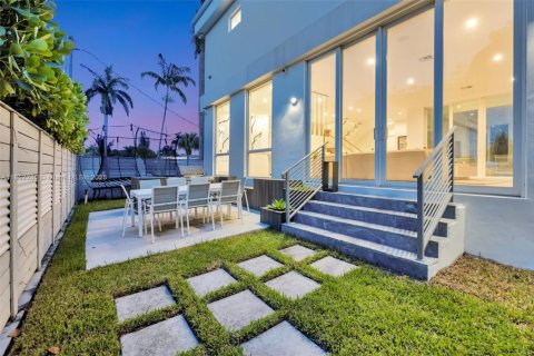 House in Hollywood, Florida 3 bedrooms, 224.82 sq.m. № 1874926 - photo 26