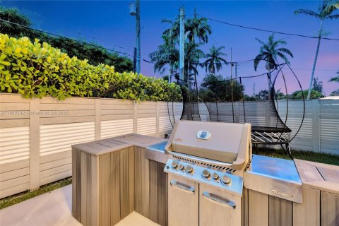 House in Hollywood, Florida 3 bedrooms, 224.82 sq.m. № 1874926 - photo 27