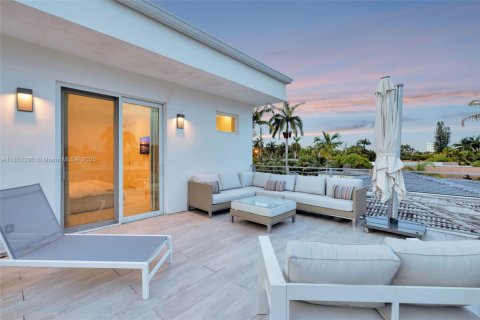 House in Hollywood, Florida 3 bedrooms, 224.82 sq.m. № 1874926 - photo 21