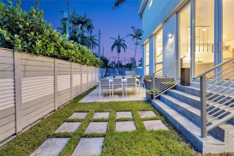 House in Hollywood, Florida 3 bedrooms, 224.82 sq.m. № 1874926 - photo 25