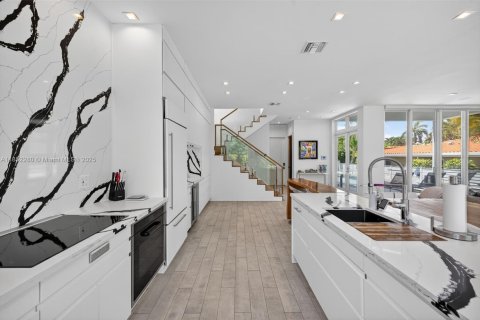 House in Hollywood, Florida 3 bedrooms, 224.82 sq.m. № 1874926 - photo 12