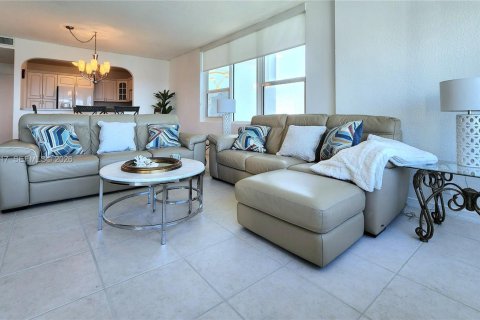 Copropriété à louer à Hollywood, Floride: 2 chambres, 107.77 m2 № 2242762 - photo 9