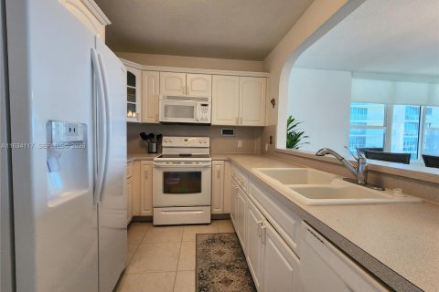 Copropriété à louer à Hollywood, Floride: 2 chambres, 107.77 m2 № 2242762 - photo 13
