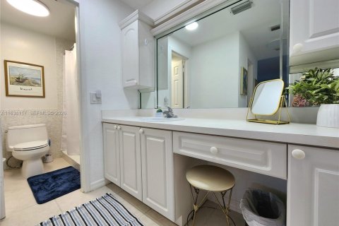 Copropriété à louer à Hollywood, Floride: 2 chambres, 107.77 m2 № 2242762 - photo 17