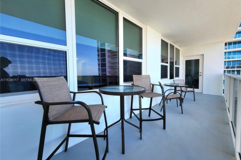 Copropriété à louer à Hollywood, Floride: 2 chambres, 107.77 m2 № 2242762 - photo 3