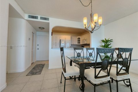 Copropriété à louer à Hollywood, Floride: 2 chambres, 107.77 m2 № 2242762 - photo 12